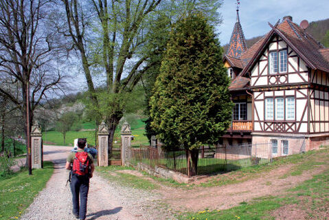 Die Schlossgärtnerei von Schloss Rothestein ist ein reich verzierter Fachwerkbau im neo-gothischen Stil.