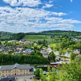 Blick von Wolkenstein ins Zschopautal - Wolkensteiner Zughotel & Bahnhof