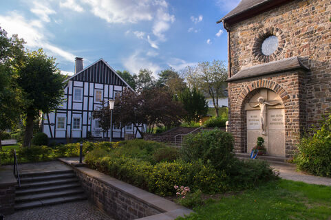 An der Kirche St. Michael in Holthausen