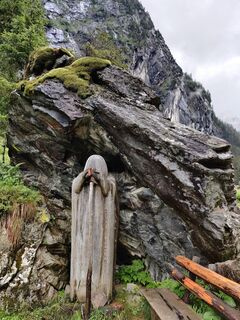 An verschiedenen Stationen ist einiges über das Habachtal zu erfahren. Bei der Holzfigur hört man die Sage der Venedigermandln.