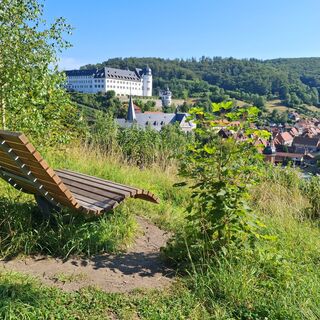 Sonnenliege mit Blick auf das Schloss in Stolberg (Harz)