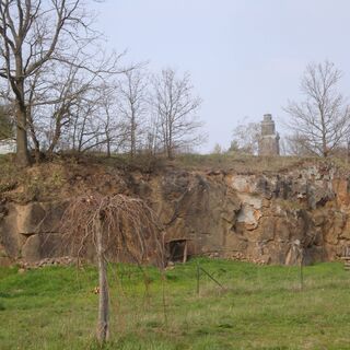 Pyroxengranitporphyr-Wand am Parkplatz