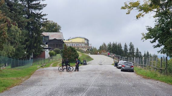 12.5 km Der ehemalige Bergheurige beim Fürstenstand