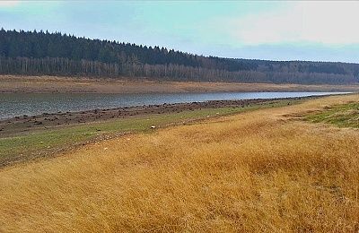 Am Ufer der Talsperre