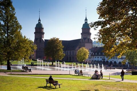 Unterer Marktplatz mit Stadtkirche und Wasserfontänen
