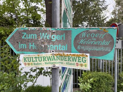 Alte Wegweiser weisen den Weg