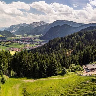 Hündeleskopfhütte mit Blick auf das Pfrontener Tal