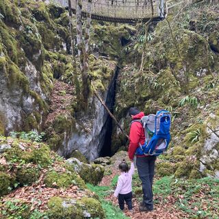 Familie unterhalb der Affenbrücke