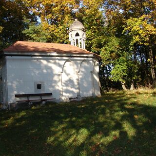 Grabkapelle im Herbst