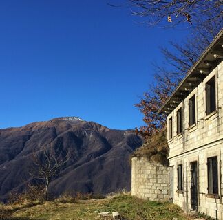 Das alte Gebäude der Pulvermühle am Monte Orfano