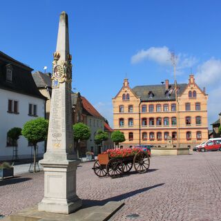 Marktplatz Auma mit Postmeilensäule