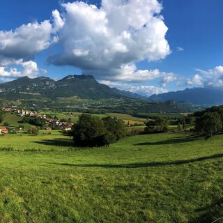 Blick auf die Charvaz, das Massiv des Chat und Massignieu-de-Rives
