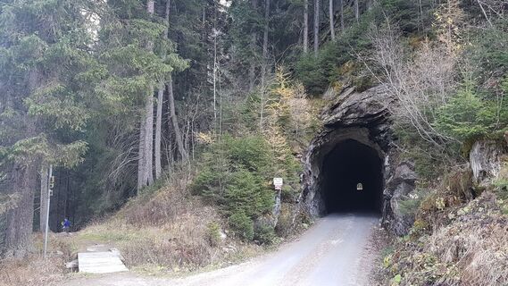 Unbeleuchteter Tunnel