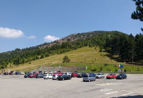 Der Parkplatz am Lys-Pass mit dem Monte Arpone im Hintergrund