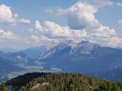 Blick zum Grimming beim Abstieg in Richtung Handleralm