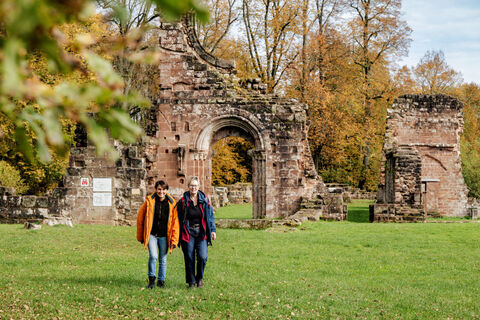 Wanderer an der Klosterruine Wörschweiler