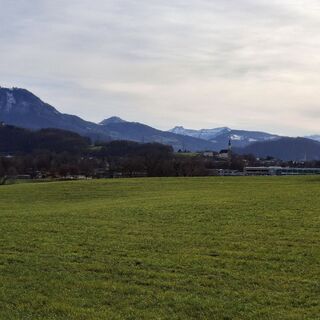 Das Ziel liegt noch in weiter Ferne, aber die Kirche in Bergheim ist ein deutlich sichtbarer Wegweiser.