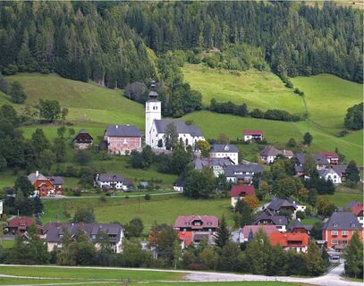 Blick auf die Ortschaft Ranten mit Pfarrkirche