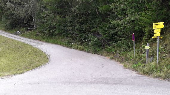 11.3 km Abzweigung Karrenweg Klaunzer Berg
