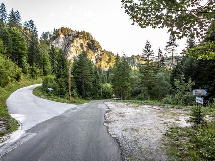 hier kommen wir nach rasanter Abfahrt runter und fahren Links richtung Fachwerk