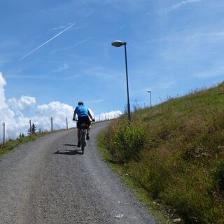 Teils steil und auch bei Mountainbikern beliebt: Das erste Stück auf dem Güterweg zum Alpengasthof Biberg