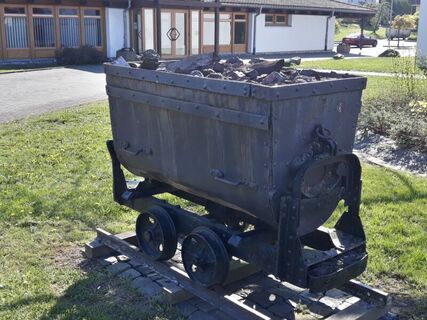 Eine alte Lore erinnert an die Bergbaugeschichte der Region