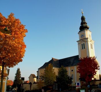 Dorfplatz mit Pfarrkirche Wengizell