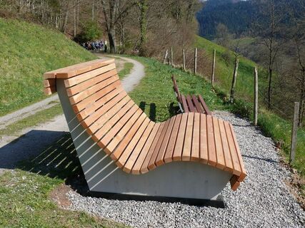 Die kleinere Liege steht an der sonnigsten Stelle des Panoramawegs