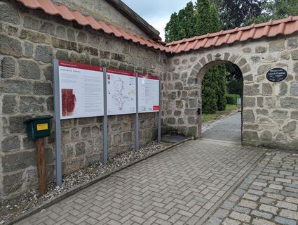 Infotafel Straße der Romanik am Wipertifriedhof