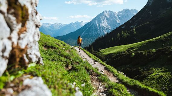 Wanderer bei Wanderung durch das Scharnitztal in Richtung Scharnitzjoch und Gehrenspitze - Gaistal - Leutasch.jpg