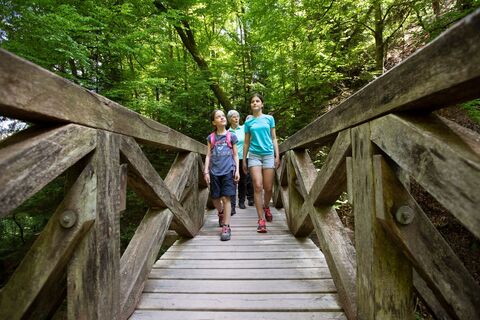 Auf der Holzbrücke in der Lützenschlucht