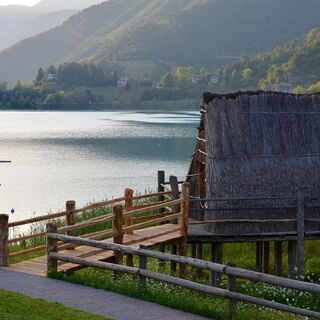 Pfahlbauten am Ledrosee