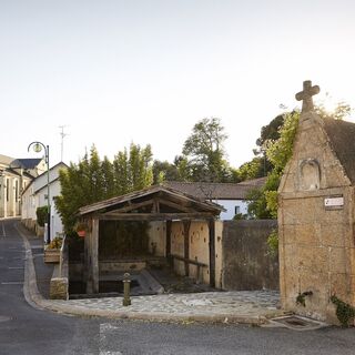 Das Waschhaus und der alte Brunnen von l'Aiguillon sur Vie