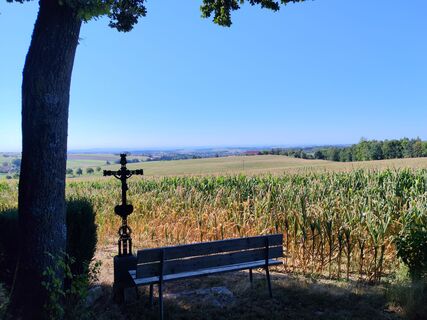Ausblick von Haunreut hinab nach Fürstenzell und im Hintergrund ins Inntal