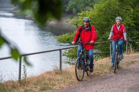 Radfahren unmittelbar am Ederseeufer