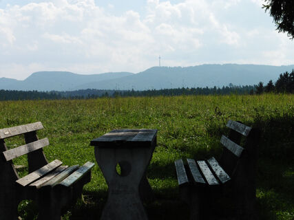 Ruhebank mit Blick auf den Albtrauf