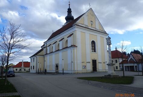 Wanderstart in Stetteldorf am Kirchenplatz