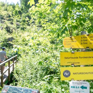 Tafeln mit Wegbeschreibung im Weitental