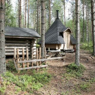 Entlang des Waldwegs befindet sich die Haukilampi-Hütte, in der man eine Pause machen und eine Brotzeit einnehmen kann.