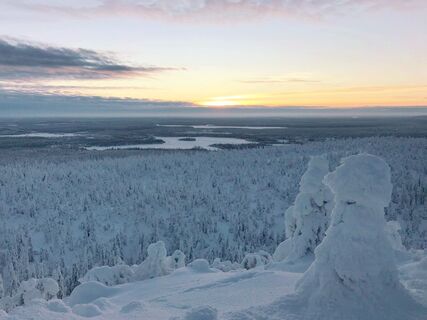 Winterliche Landschaften vom Gipfel des Valtavaara in Ruka aus gesehen