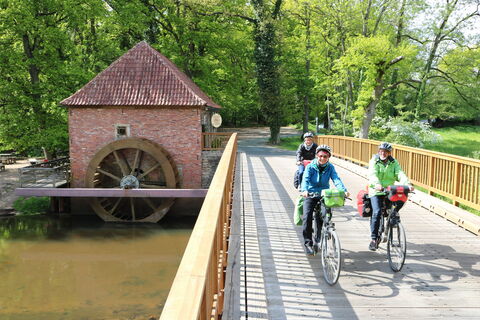Radfahrer auf der Brücke bei der Wassermühle Eitzmühlen
