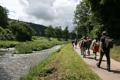 Pilgergruppe entland der Rems