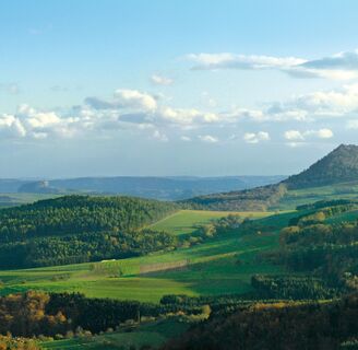 Blick vom Hegaublick auf das "Hegauer Kegelspiel"
