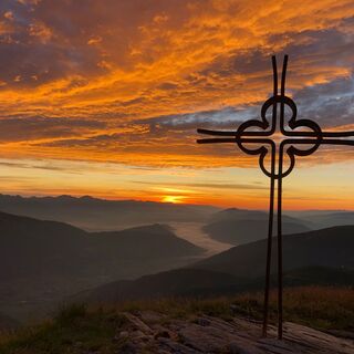 Sonnenaufgang vom kleinen Gipfelkreuz