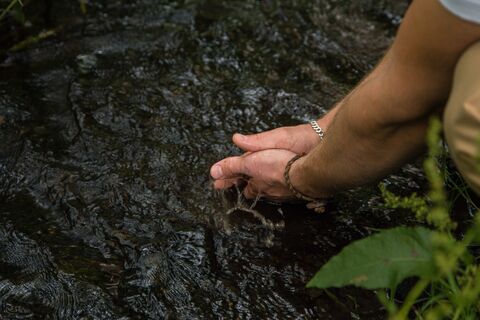 Hände im Fluss