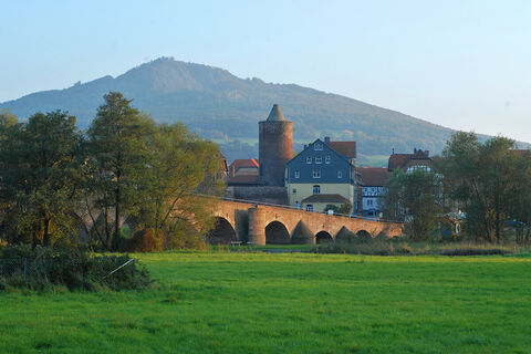 Vacha: Werrabrücke und Burg Wendelstein, im Hintergrund Öchsenberg