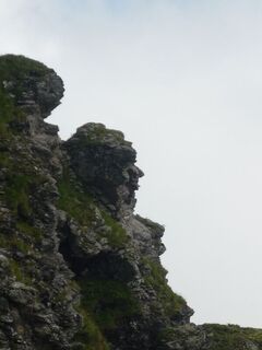 Bizarre Felsformationen mit menschlichen Zügen