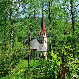 Das Kirchlein in Pockhorn begrüßt uns durch den Blätter-Vorhang.