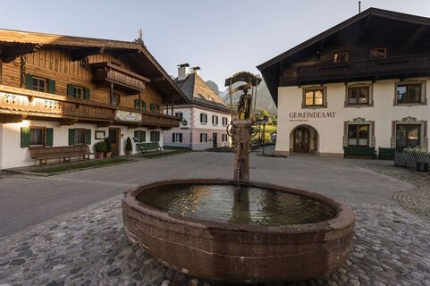 Going_Dorfplatz mit Brunnen_Wilder Kaiser