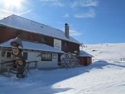 Altes Almhaus im Winter